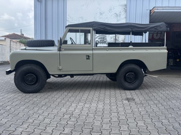 Land Rover 109 – Image 12
