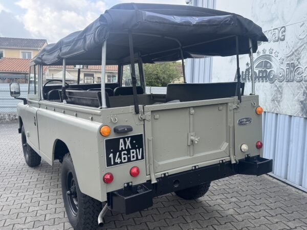 Land Rover 109 – Image 11