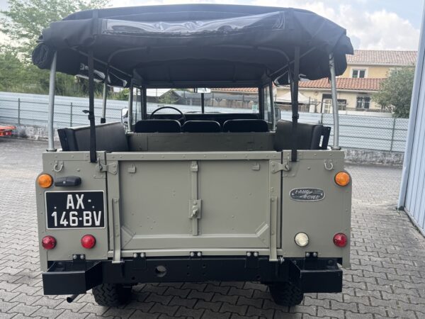 Land Rover 109 – Image 10