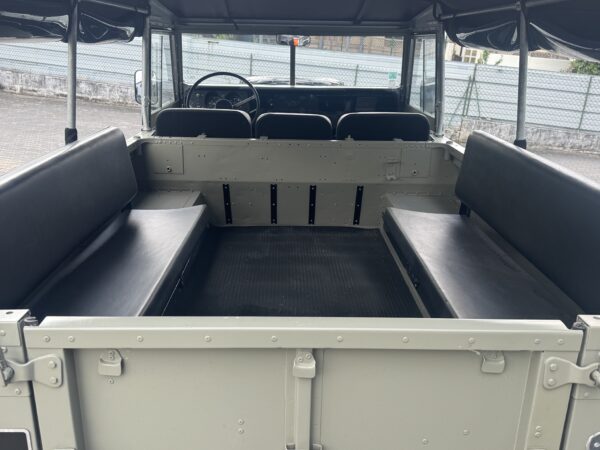 Land Rover 109 – Image 9
