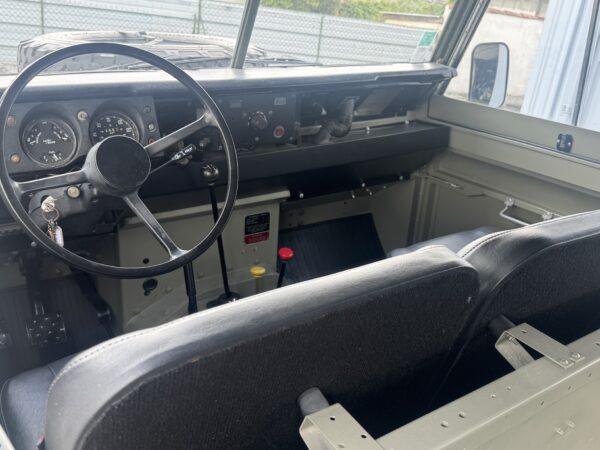 Land Rover 109 – Image 8