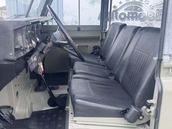 Land Rover 109 – Image 7