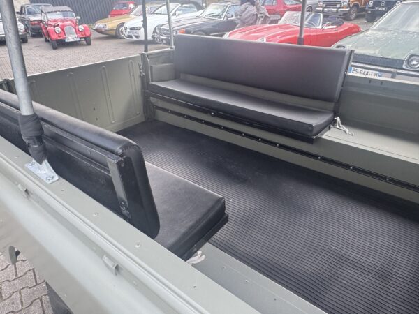 Land Rover 109 – Image 4