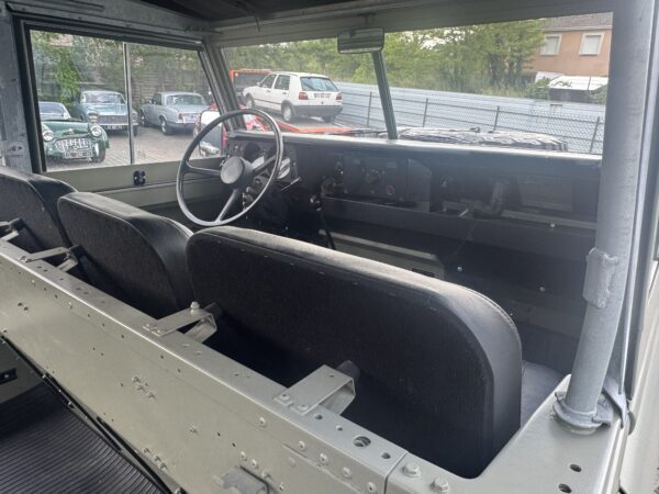 Land Rover 109 – Image 3