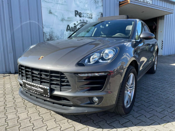 PORSCHE MACAN